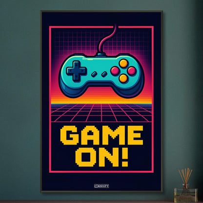 Retro-Spielecontroller mit dem Schriftzug 'Game On!' im Pixel-Art-Stil auf einem Poster im Metallrahmen