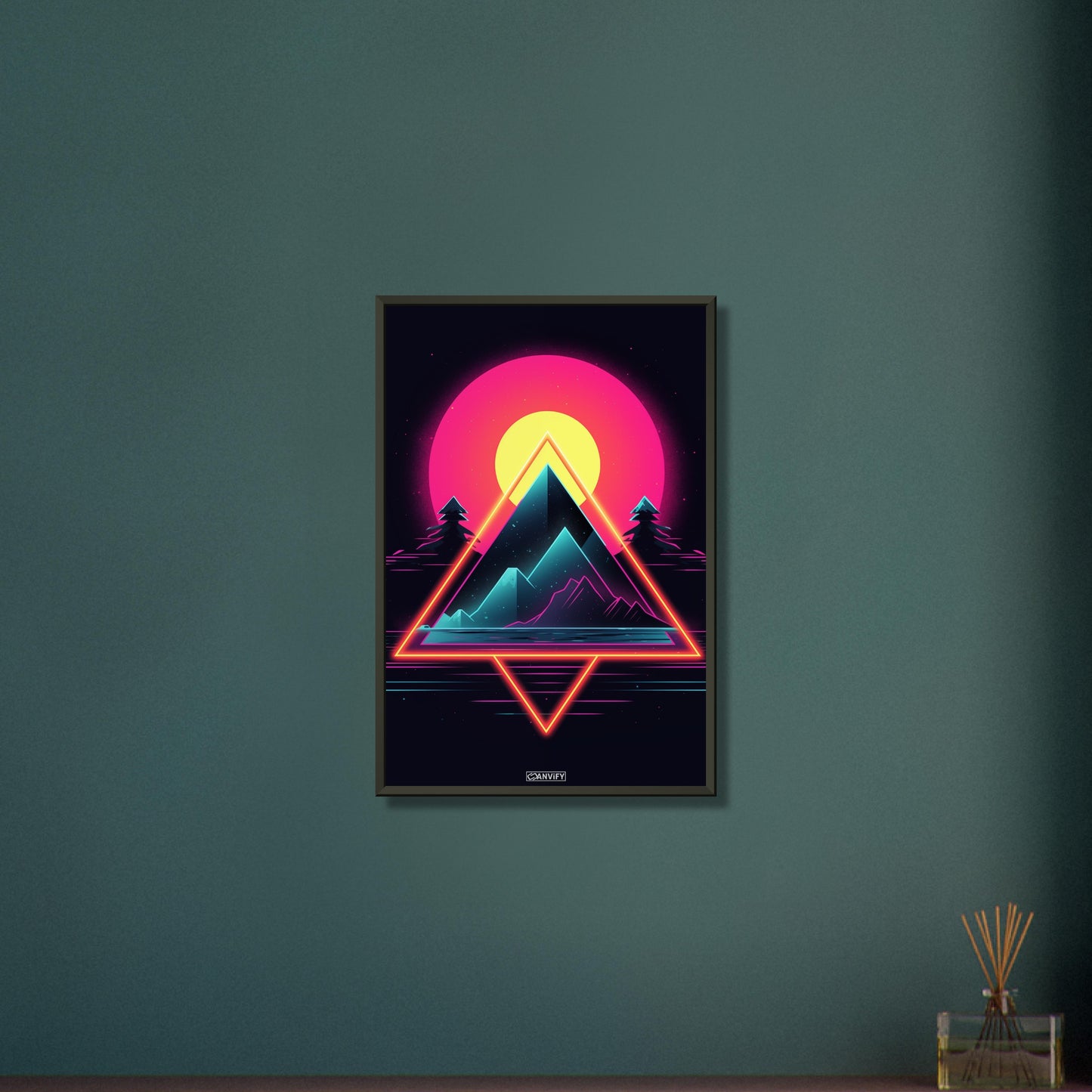 Pyramiden im einfachen Retrodesign und einem Sonnenuntergang auf einem Poster im Metallrahmen