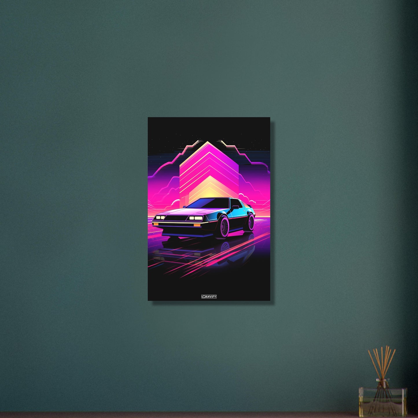DeLorean DMC-12 aus dem Film Zurück in die Zukunft im einfachen Retrodesign und Blau und Lila Farbtönen auf Aluminium