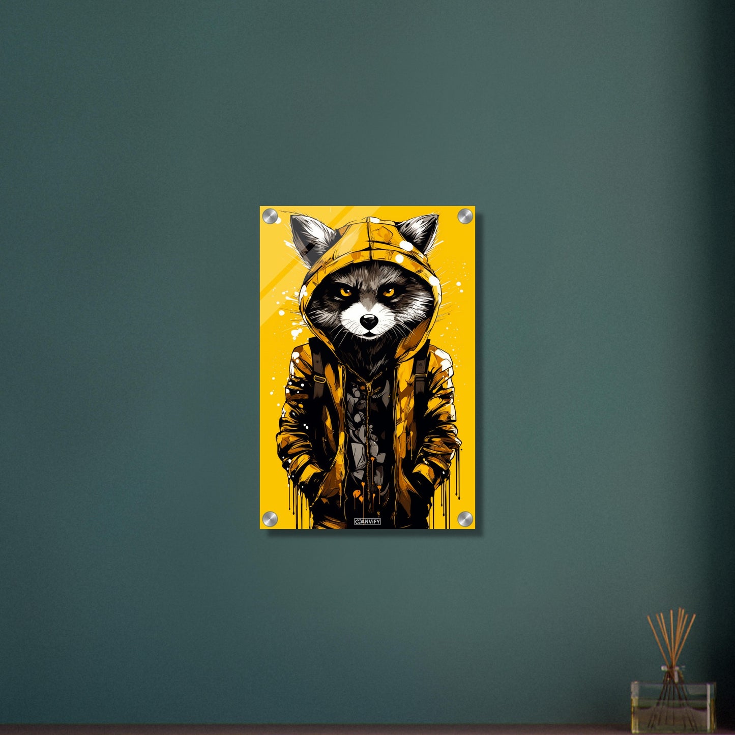 Waschbär mit gelber Jacke auf einem Acrylbild
