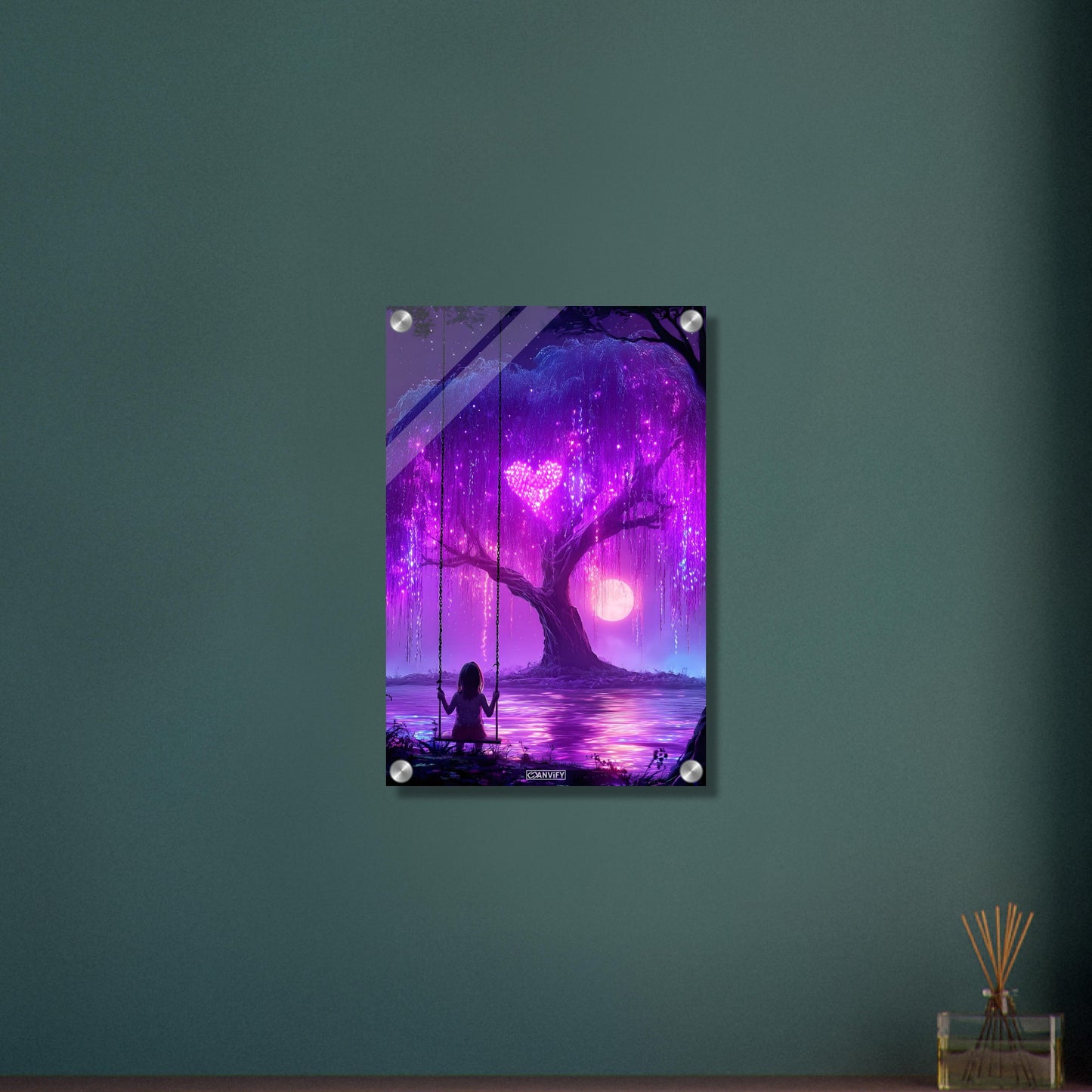 Kleines Mädchen schaukelt im Mondlicht auf einem Acrylbild