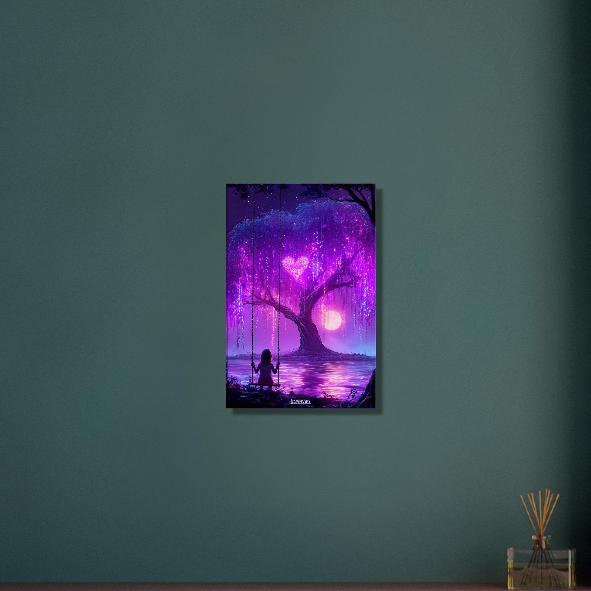 Kleines Mädchen schaukelt im Mondlicht auf einer Leinwand