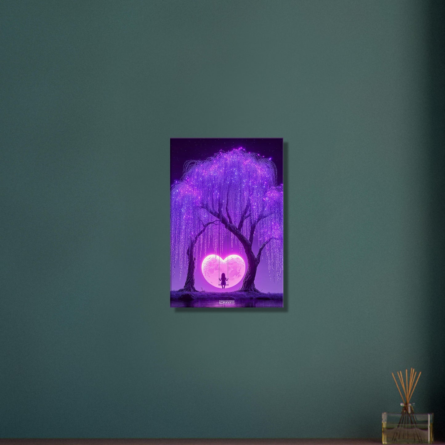 Junges Mädchen schaukelt im Licht eines herzförmigen Mondes auf einer Leinwand