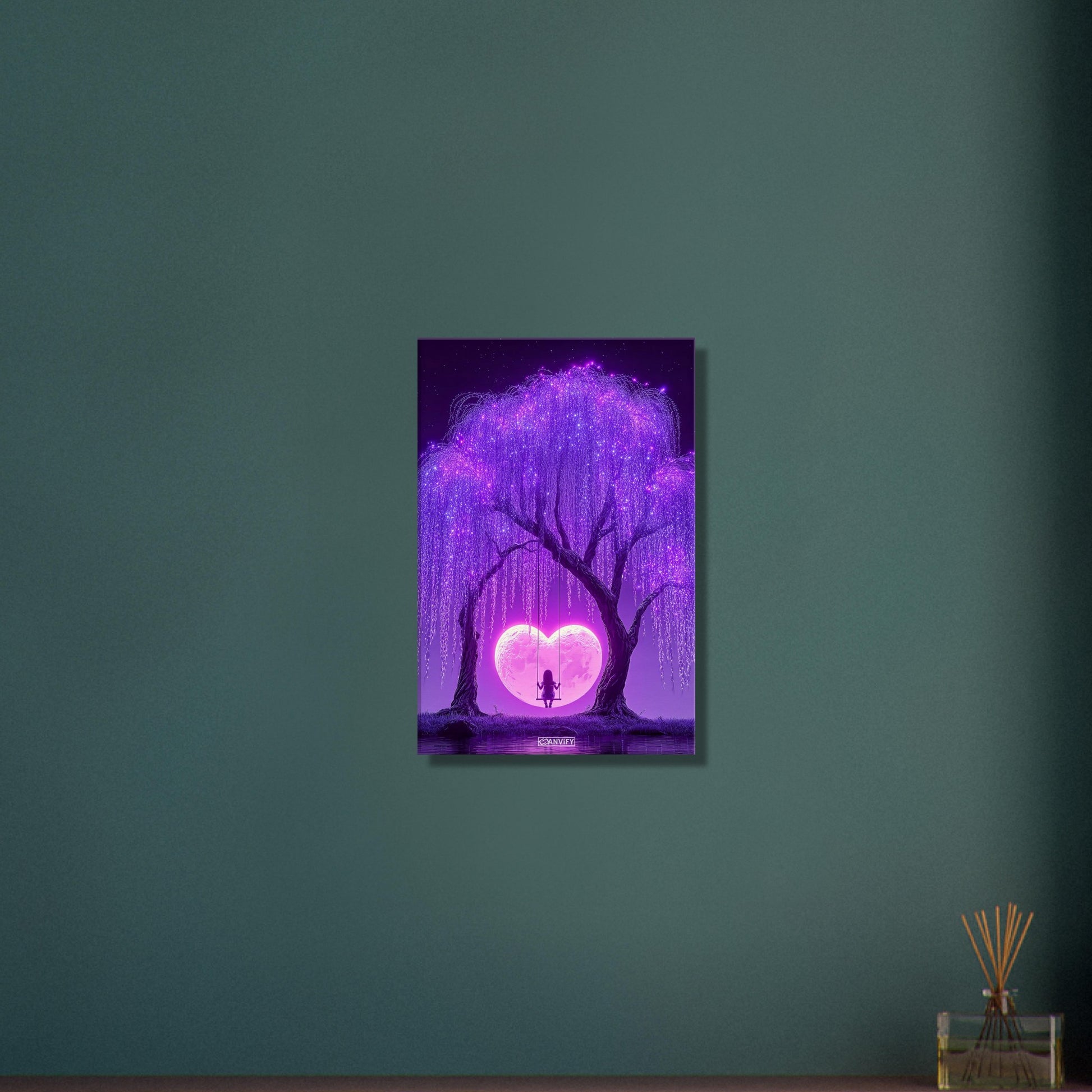 Junges Mädchen schaukelt im Licht eines herzförmigen Mondes auf einer Leinwand
