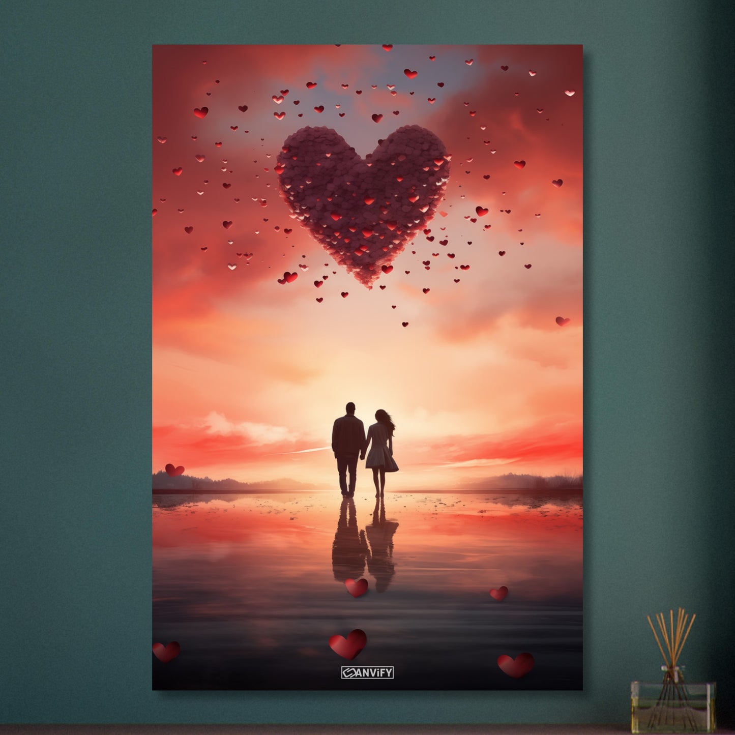 Mann und Frau stehen Hand in Hand auf dem Wasser und blicken in den Sonnenuntergang, über ihnen fliegt ein Herz mit kleinen Herzen auf Aluminium