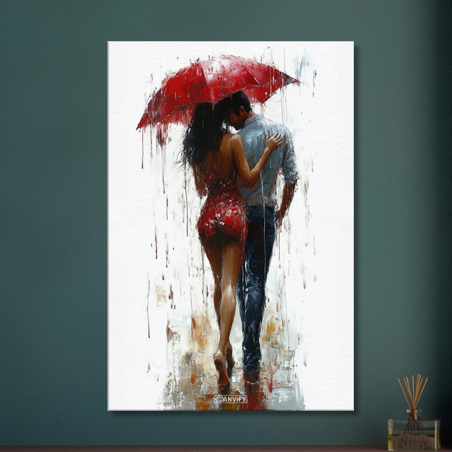 Frau im roten Kleid und einem roten Regenschirm mit einem Mann im Hemd im Regen auf einer Leinwand