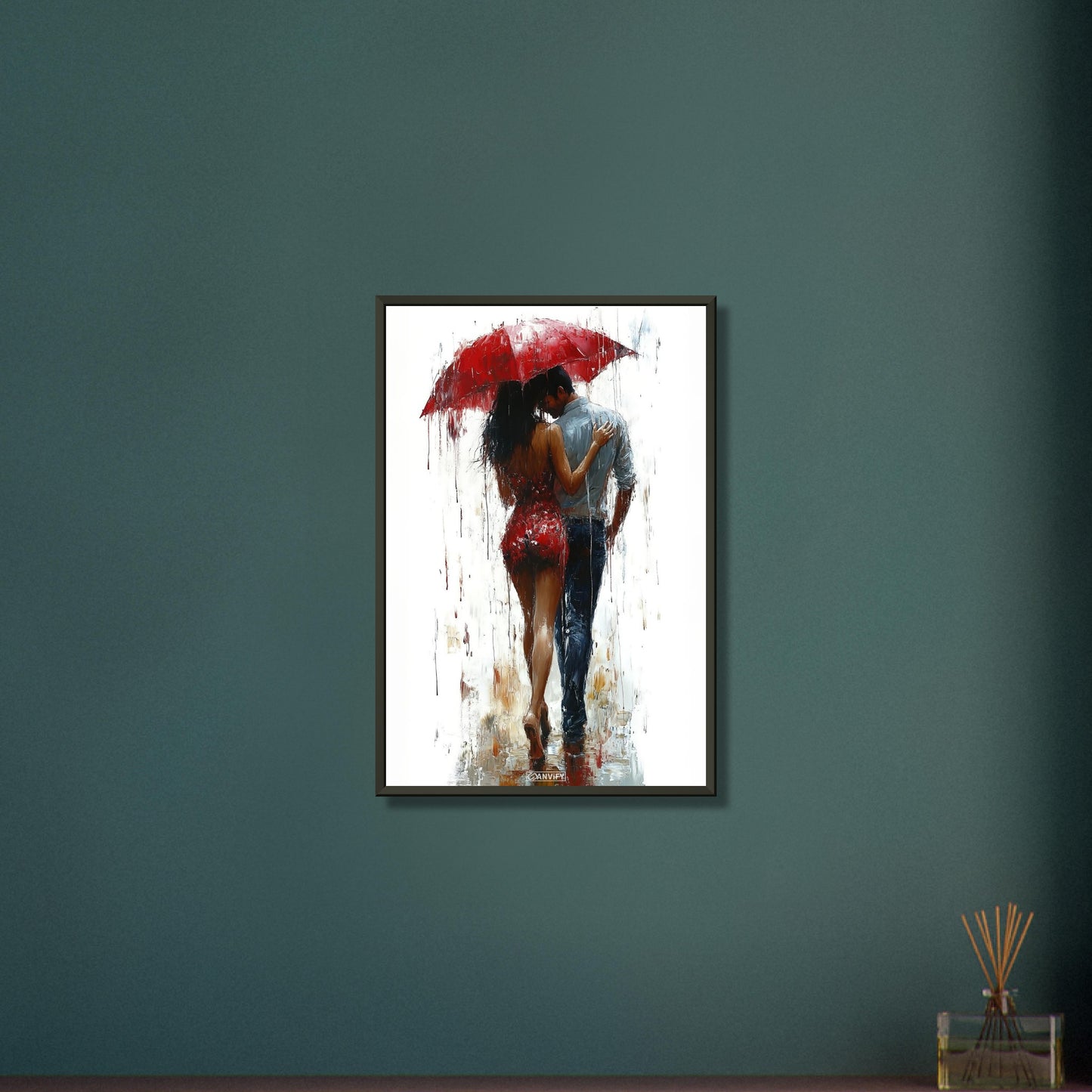 Frau im roten Kleid und einem roten Regenschirm mit einem Mann im Hemd im Regen auf einem Poster im Metallrahmen