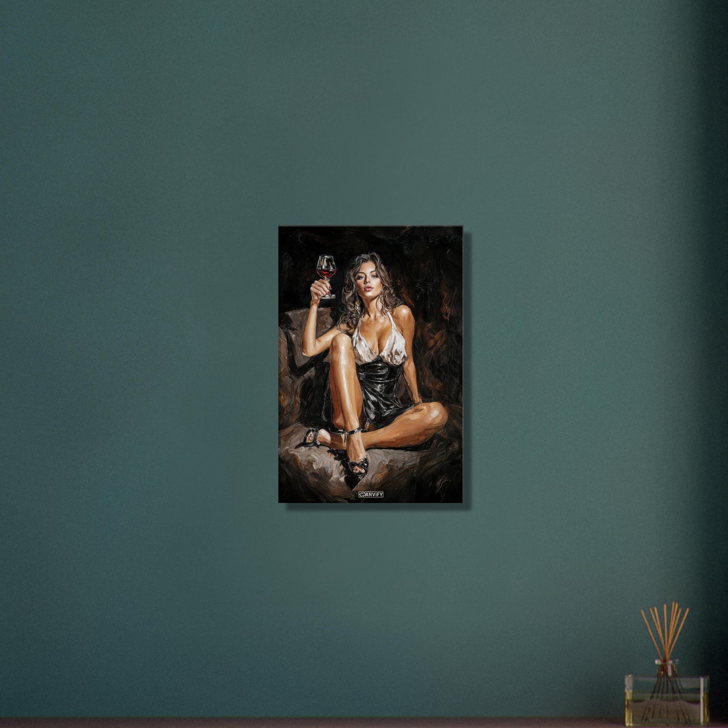 Sexy dunkelhaarige Frau mit einem Rotweinglas auf einer Leinwand