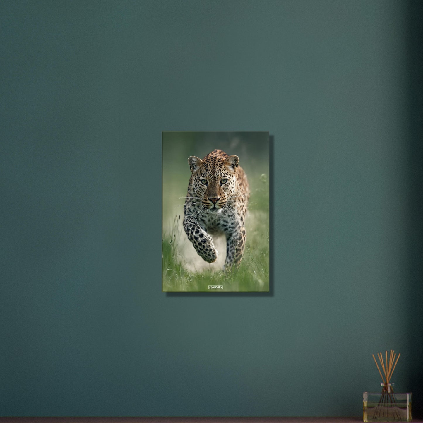 Nahaufnahme eines laufenden Leopard in der Natur auf einer Leinwand