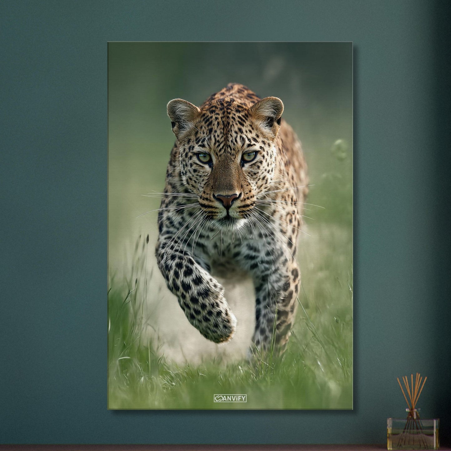 Nahaufnahme eines laufenden Leopard in der Natur auf einer Leinwand