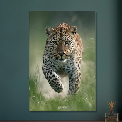Nahaufnahme eines laufenden Leopard in der Natur auf einer Leinwand