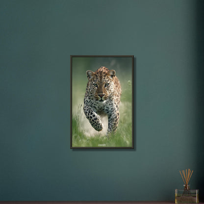 Nahaufnahme eines laufenden Leopard in der Natur auf einem Poster im Metallrahmen