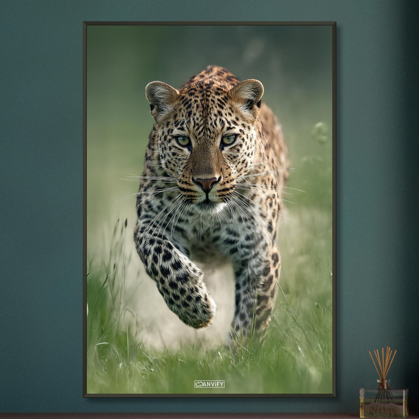 Nahaufnahme eines laufenden Leopard in der Natur auf einem Poster im Metallrahmen