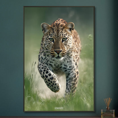 Nahaufnahme eines laufenden Leopard in der Natur auf einem Poster im Metallrahmen