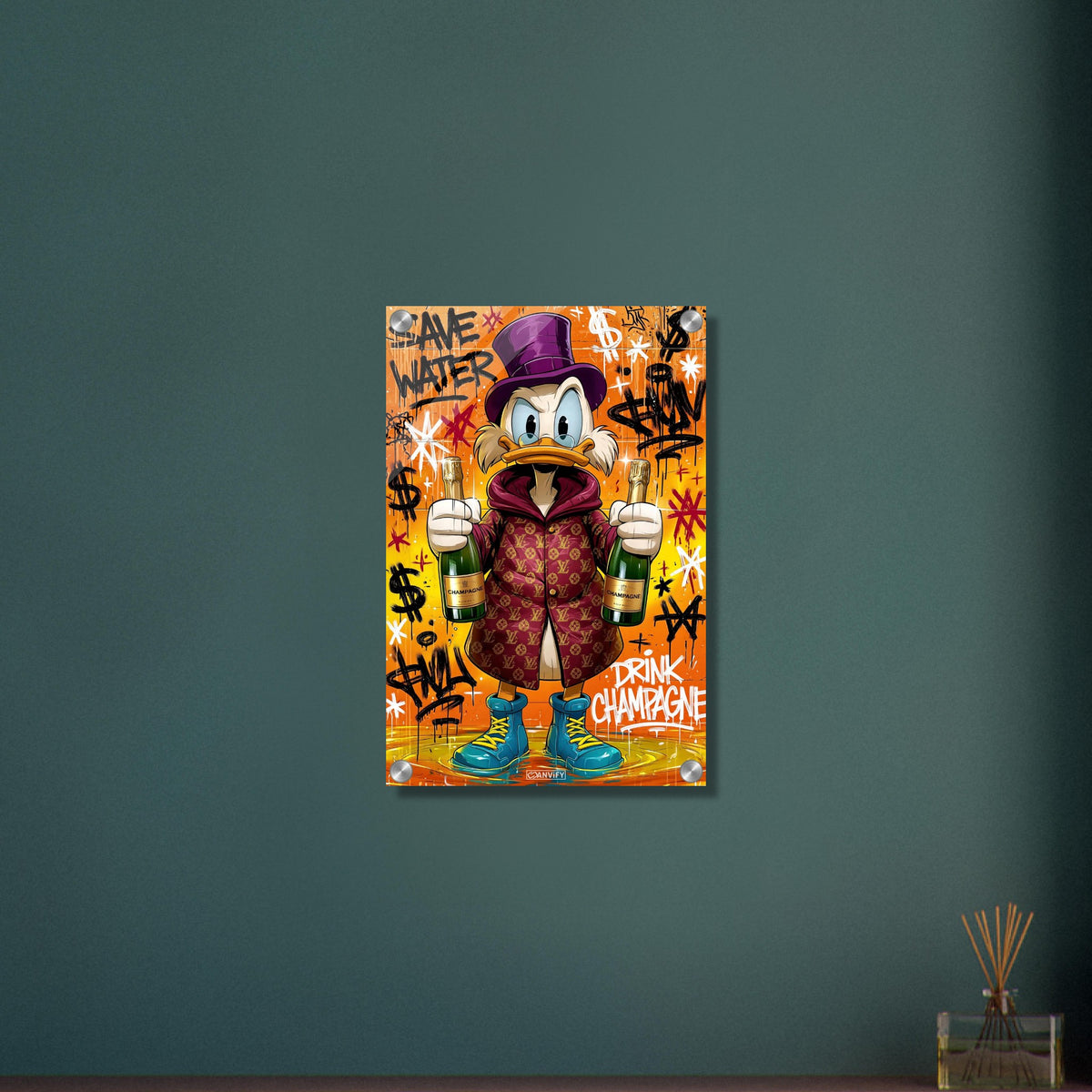Dagobert Duck mit Luxusmantel und Champagnerflaschen in den Händen und mit Spruch 'Save Water Drink Champagne' im Graffiti Street Art Stil auf einem Acrylbild
