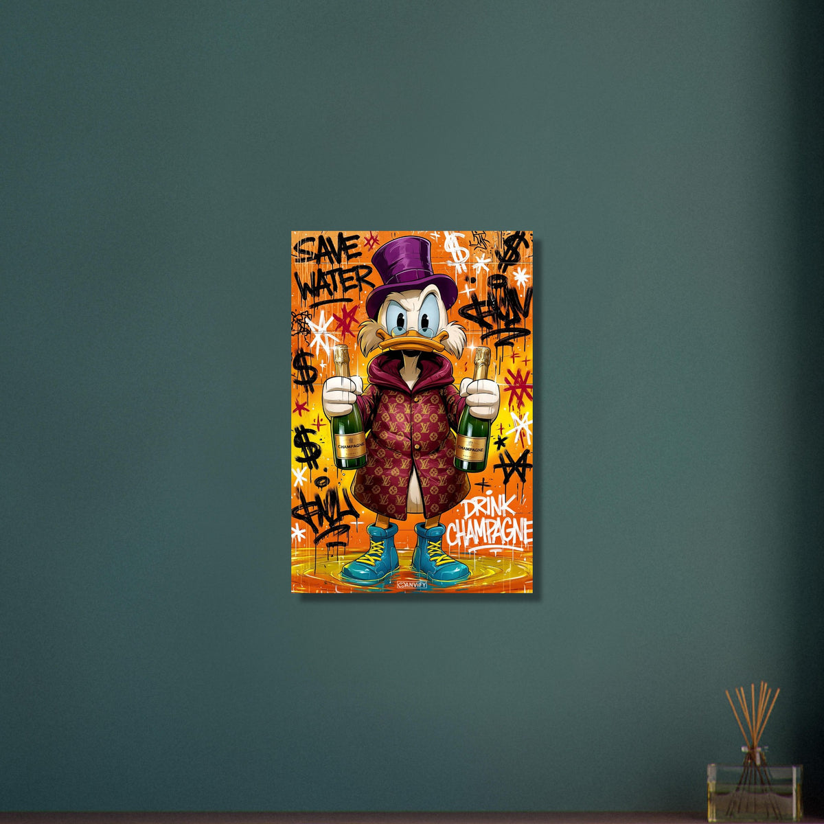 Dagobert Duck mit Luxusmantel und Champagnerflaschen in den Händen und mit Spruch 'Save Water Drink Champagne' im Graffiti Street Art Stil auf Aluminium