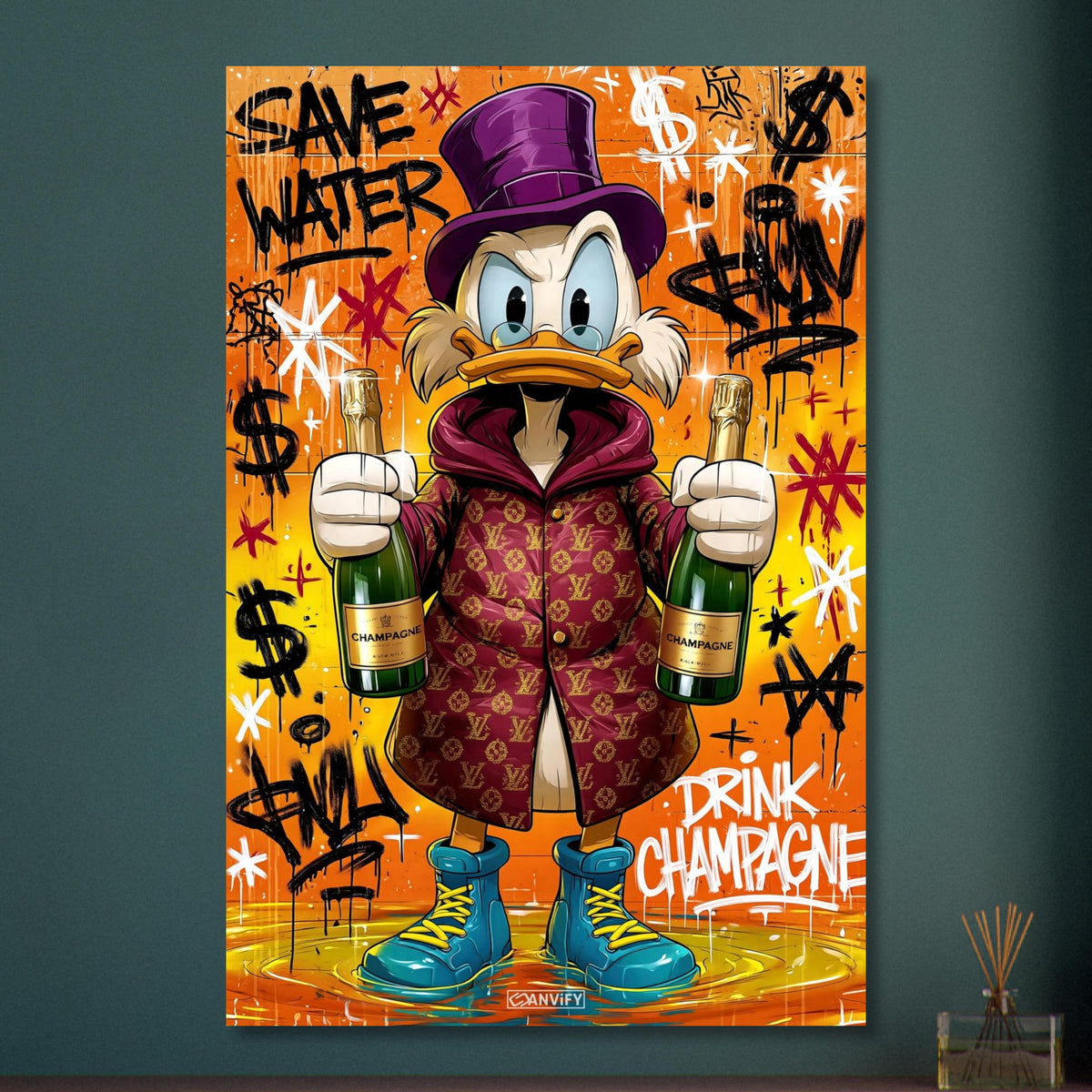 Dagobert Duck mit Luxusmantel und Champagnerflaschen in den Händen und mit Spruch 'Save Water Drink Champagne' im Graffiti Street Art Stil auf Aluminium