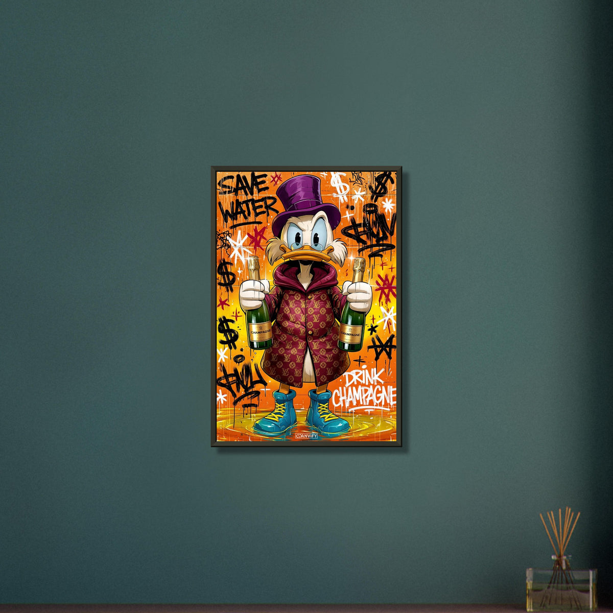 Dagobert Duck mit Luxusmantel und Champagnerflaschen in den Händen und mit Spruch 'Save Water Drink Champagne' im Graffiti Street Art Stil auf einem Poster im Metallrahmen