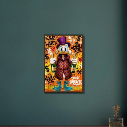 Dagobert Duck mit Luxusmantel und Champagnerflaschen in den Händen und mit Spruch 'Save Water Drink Champagne' im Graffiti Street Art Stil auf einem Poster im Metallrahmen