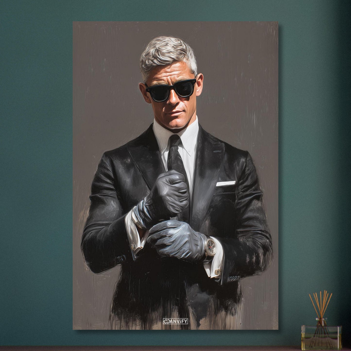 Seriöser Geschäftsmann mit Sonnenbrille und Handschuhen auf Aluminium