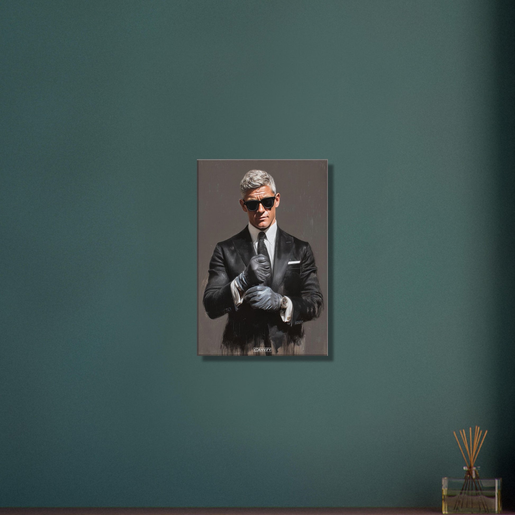 Seriöser Geschäftsmann mit Sonnenbrille und Handschuhen auf einer Leinwand