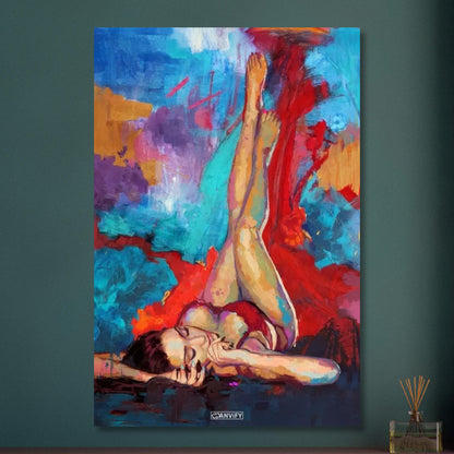 Ästhetisch sexy gemalte Frau mit bunten Acrylfarben auf Aluminium