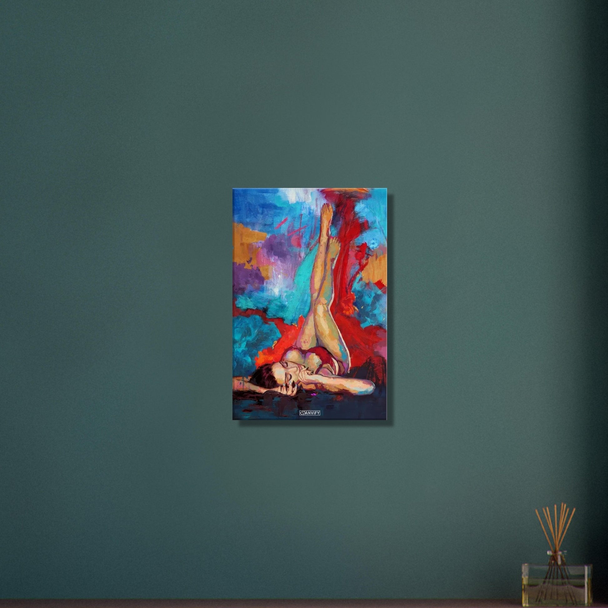 Ästhetisch sexy gemalte Frau mit bunten Acrylfarben auf einer Leinwand