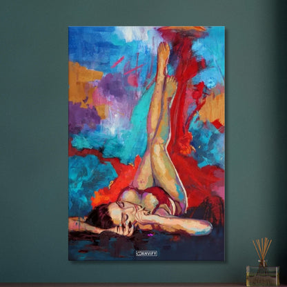 Ästhetisch sexy gemalte Frau mit bunten Acrylfarben auf einer Leinwand