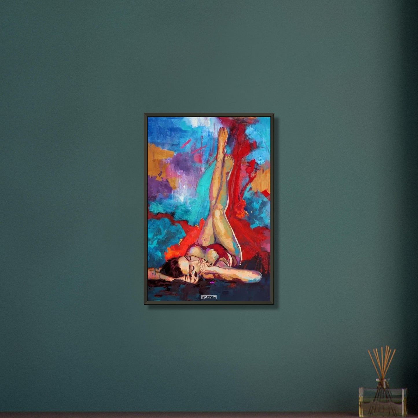 Ästhetisch sexy gemalte Frau mit bunten Acrylfarben auf einem Poster im Metallrahmen