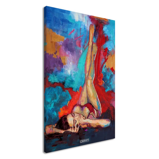 Ästhetisch sexy gemalte Frau mit bunten Acrylfarben auf einer Leinwand