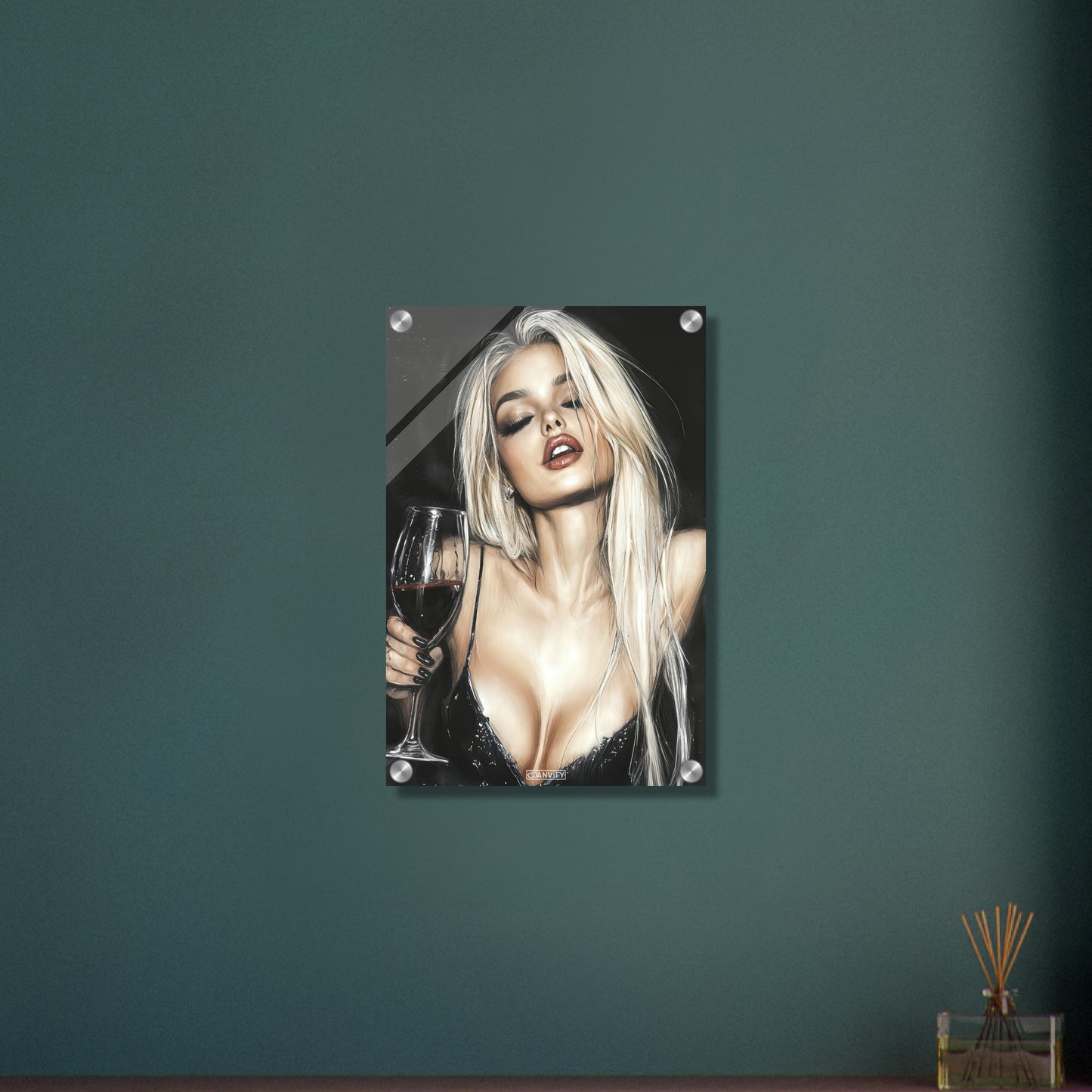Sexy blonde Frau mit einem Rotweinglas im schwarzen Kleid auf einem Acrylbild