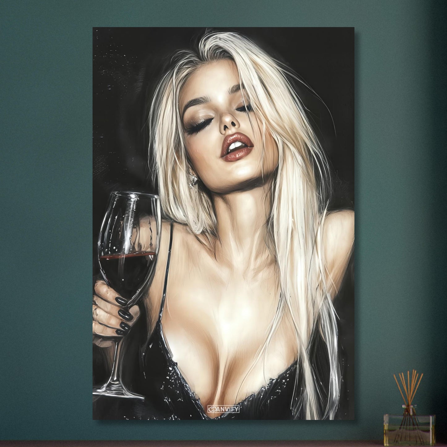 Sexy blonde Frau mit einem Rotweinglas im schwarzen Kleid auf Aluminium