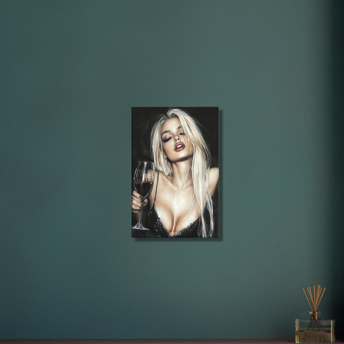 Sexy blonde Frau mit einem Rotweinglas im schwarzen Kleid auf einer Leinwand