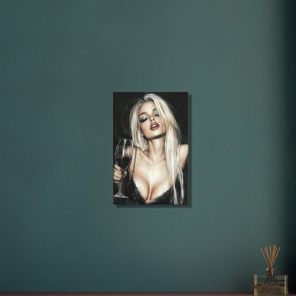Sexy blonde Frau mit einem Rotweinglas im schwarzen Kleid auf einer Leinwand