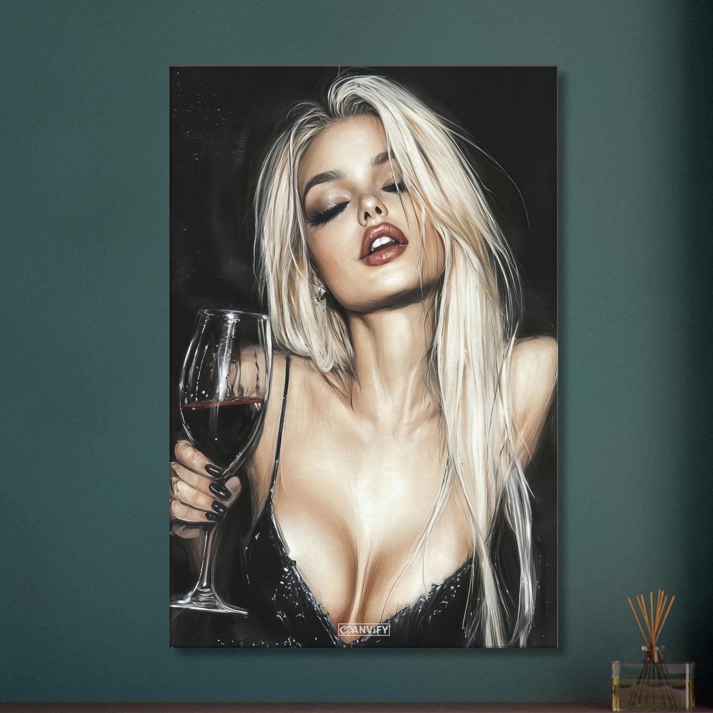Sexy blonde Frau mit einem Rotweinglas im schwarzen Kleid auf einer Leinwand