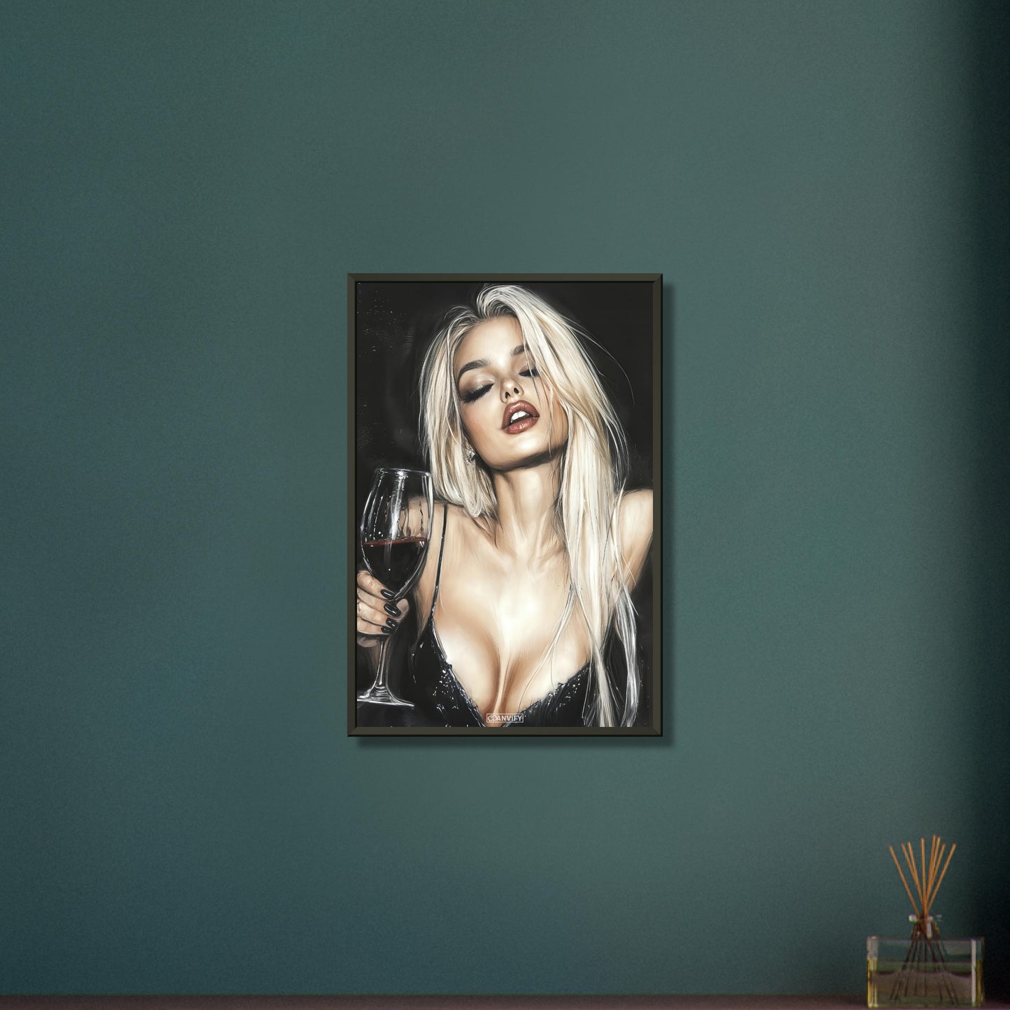 Sexy blonde Frau mit einem Rotweinglas im schwarzen Kleid auf einem Poster im Metallrahmen