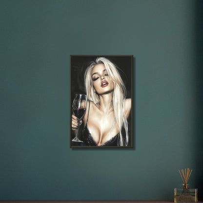 Sexy blonde Frau mit einem Rotweinglas im schwarzen Kleid auf einem Poster im Metallrahmen