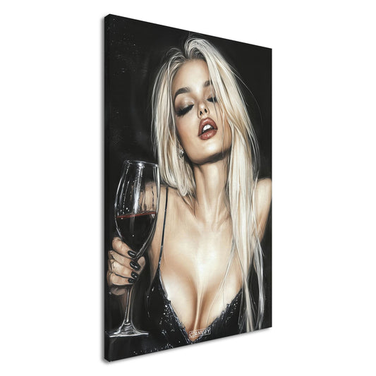 Sexy blonde Frau mit einem Rotweinglas im schwarzen Kleid auf einer Leinwand