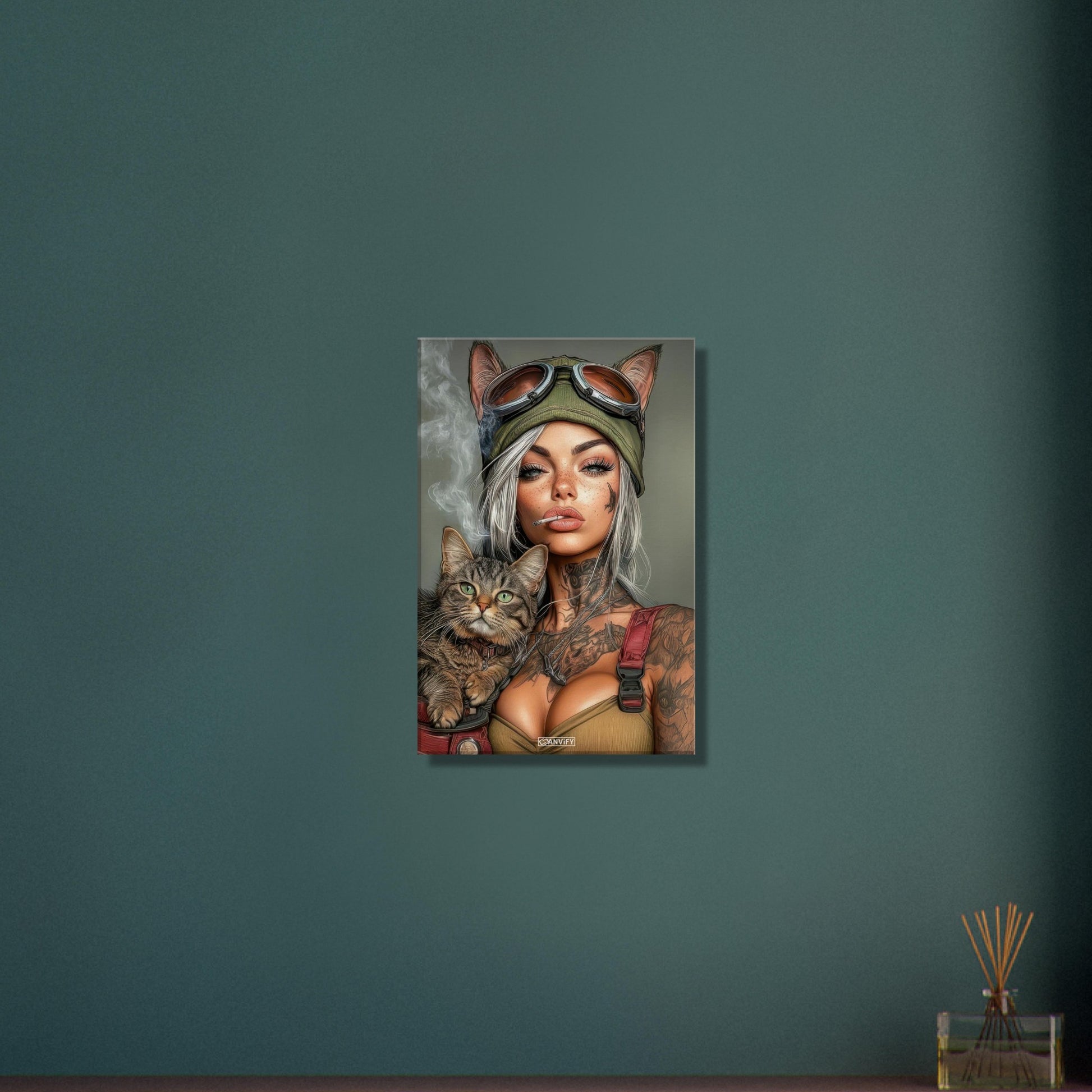 Sexy Frau mit einer Fliegerkappe mit Katzenohren, Tattoos und einer Katze in der Tasche auf einer Leinwand