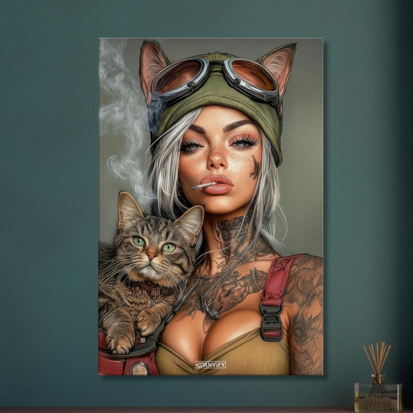 Sexy Frau mit einer Fliegerkappe mit Katzenohren, Tattoos und einer Katze in der Tasche auf einer Leinwand