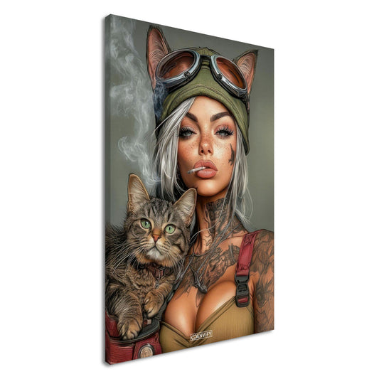 Sexy Frau mit einer Fliegerkappe mit Katzenohren, Tattoos und einer Katze in der Tasche auf einer Leinwand