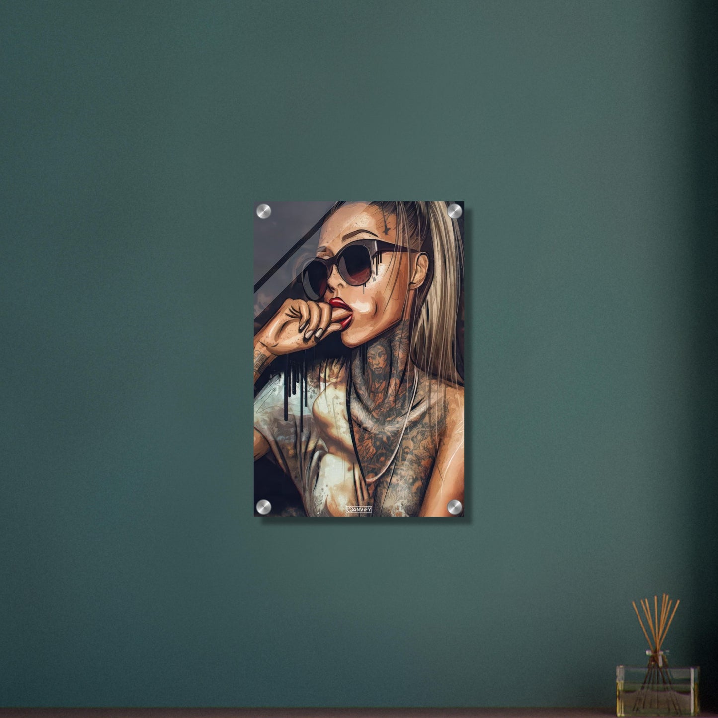 Sexy tätowierte Frau mit einer schwarzen Sonnenbrille auf einem Acrylbild