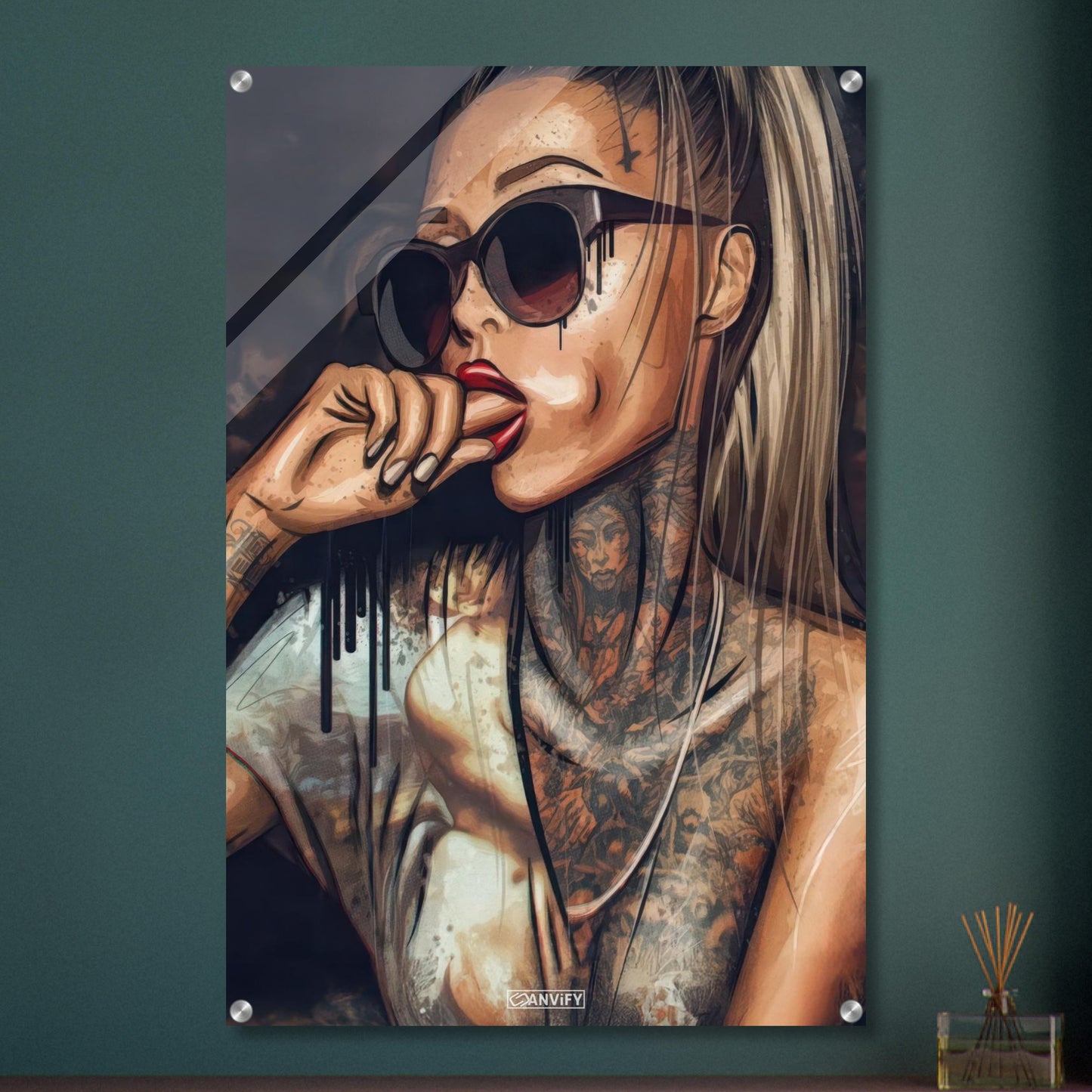 Sexy tätowierte Frau mit einer schwarzen Sonnenbrille auf einem Acrylbild