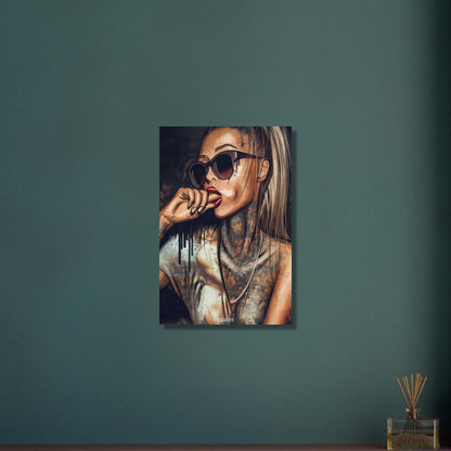 Sexy tätowierte Frau mit einer schwarzen Sonnenbrille auf Aluminium