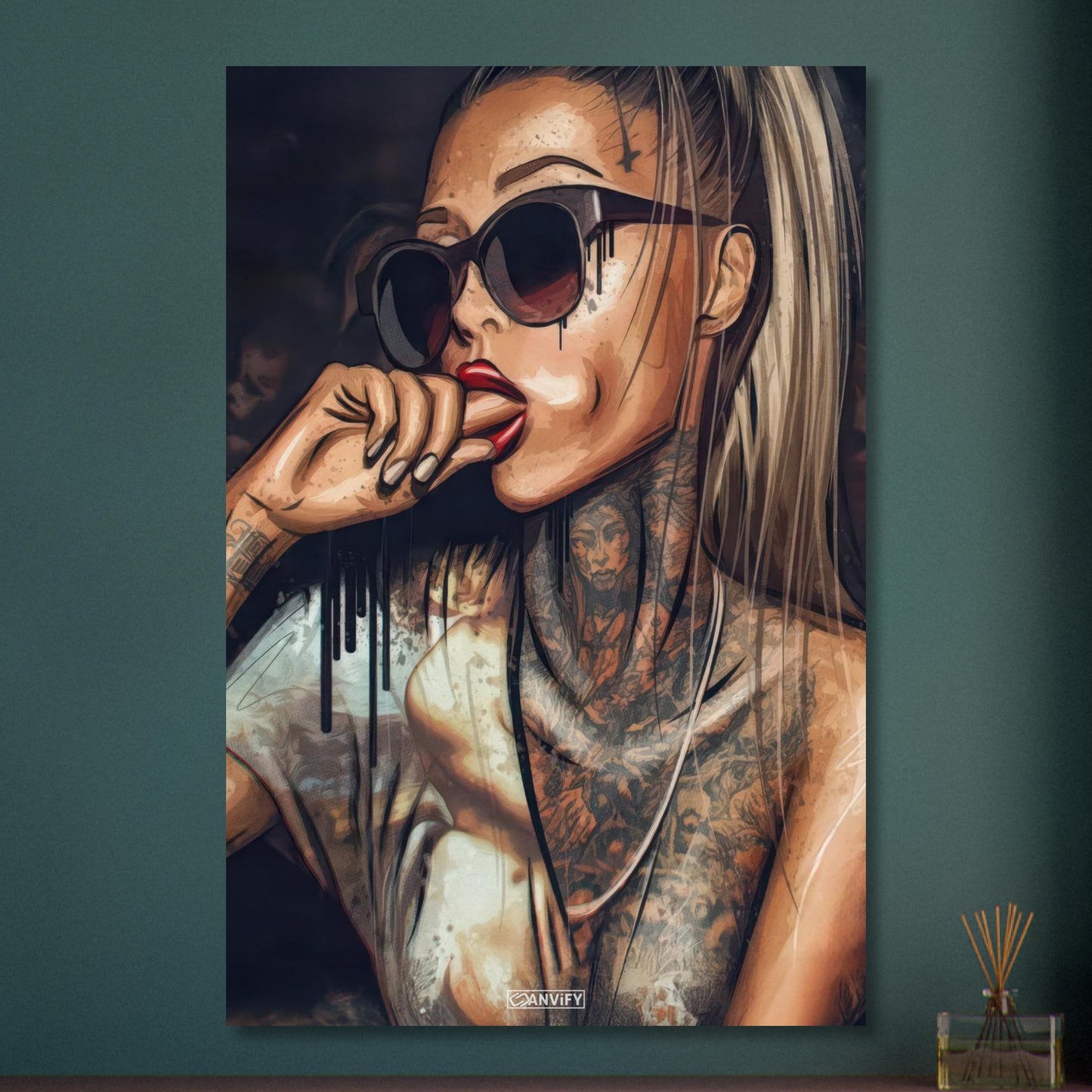 Sexy tätowierte Frau mit einer schwarzen Sonnenbrille auf Aluminium