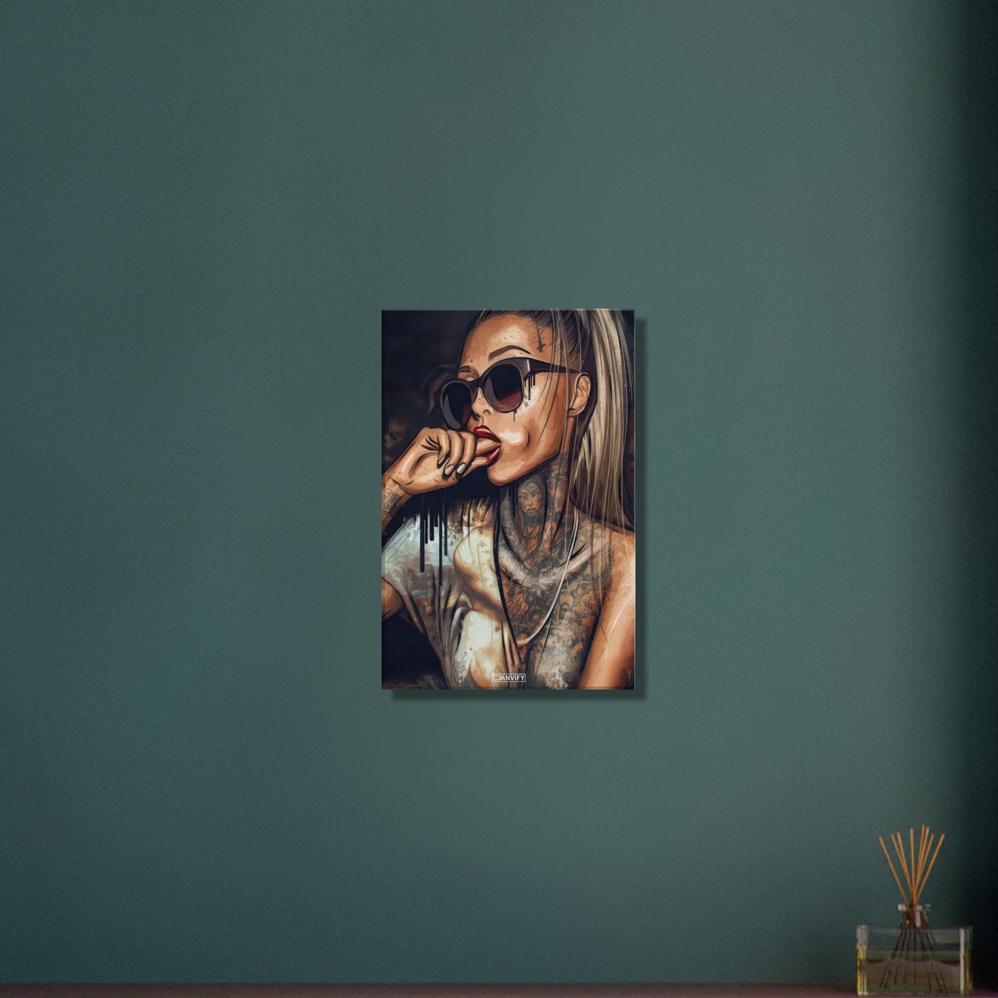 Sexy tätowierte Frau mit einer schwarzen Sonnenbrille auf einer Leinwand
