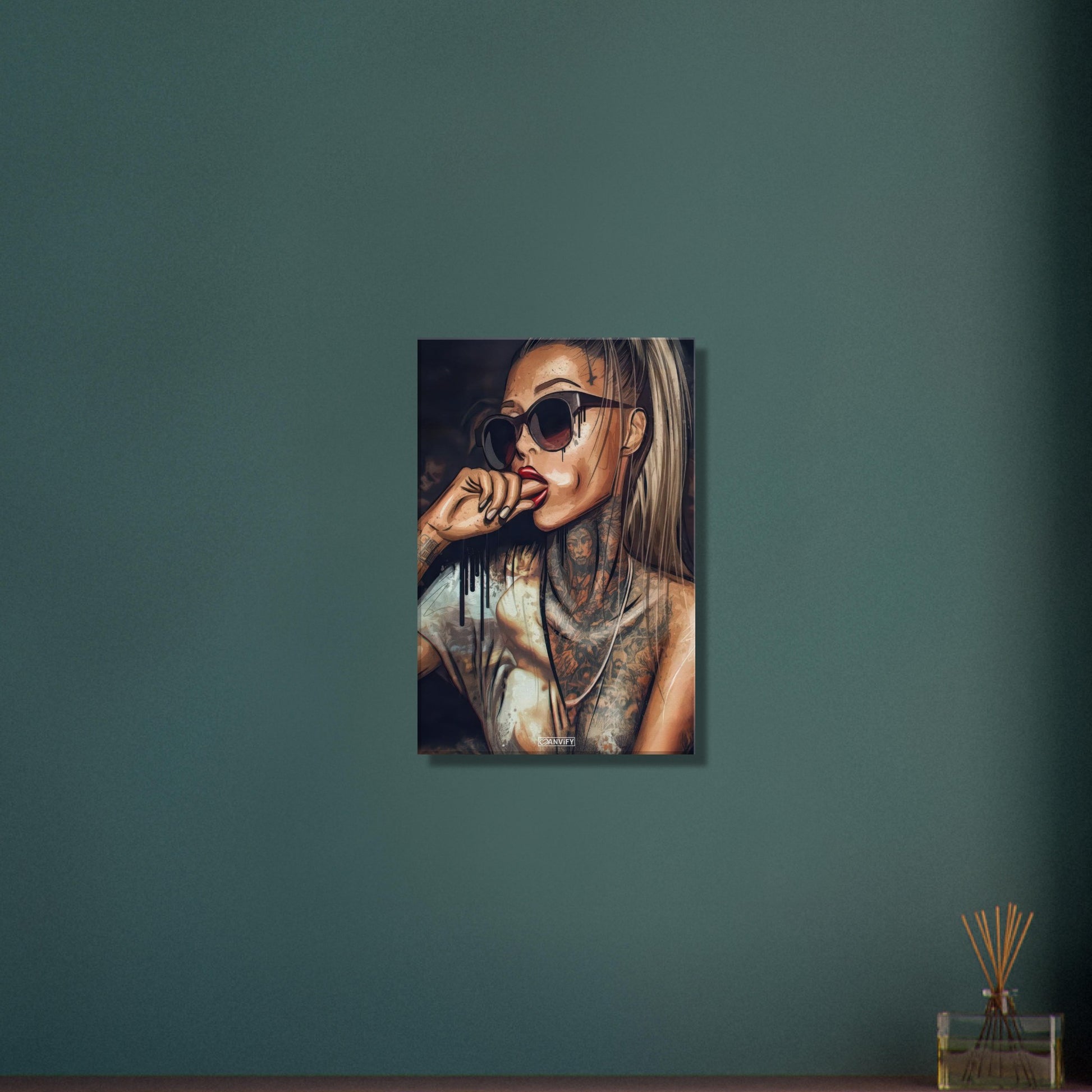 Sexy tätowierte Frau mit einer schwarzen Sonnenbrille auf einer Leinwand