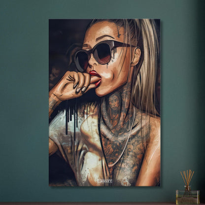Sexy tätowierte Frau mit einer schwarzen Sonnenbrille auf einer Leinwand