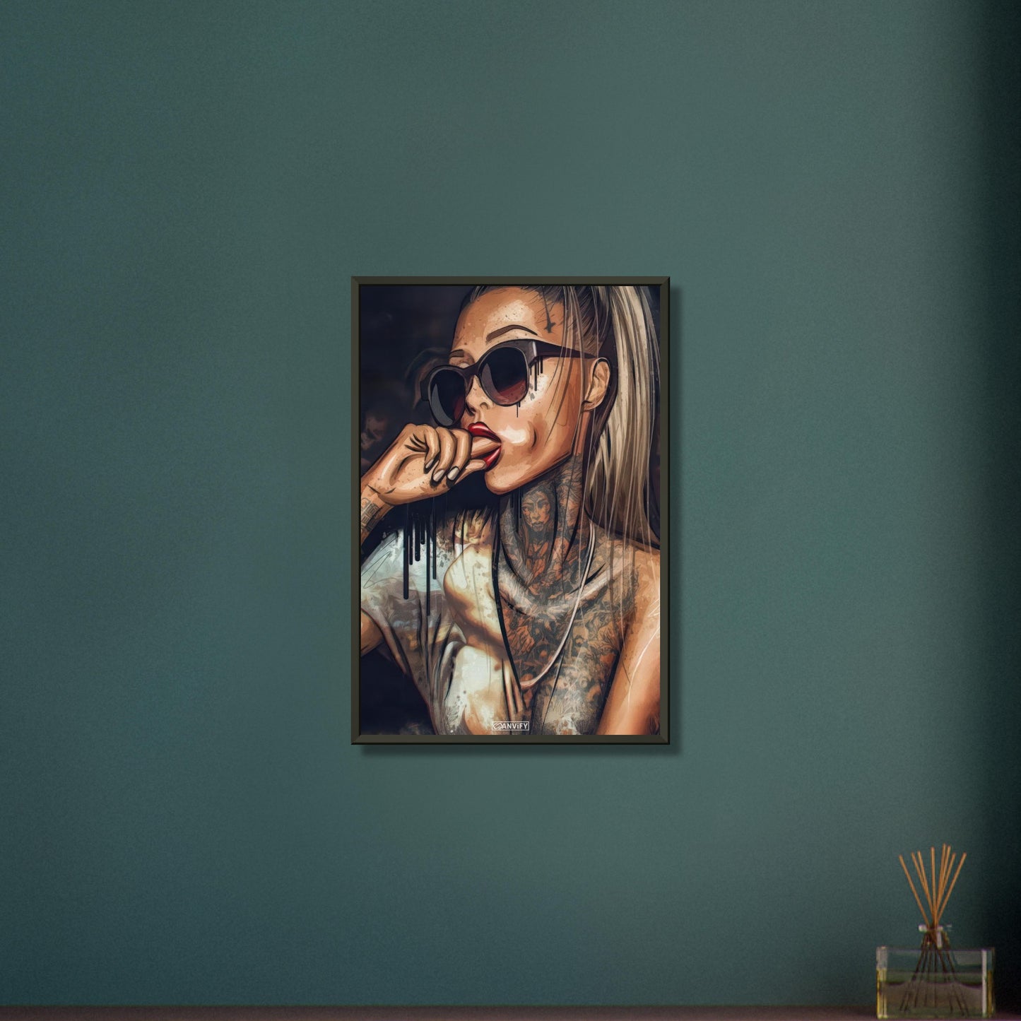 Sexy tätowierte Frau mit einer schwarzen Sonnenbrille auf einem Poster im Metallrahmen