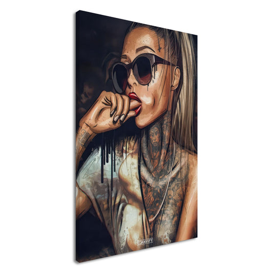Sexy tätowierte Frau mit einer schwarzen Sonnenbrille auf einer Leinwand